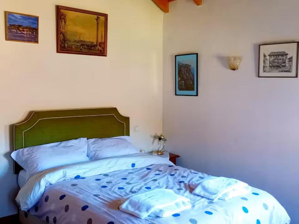 Bedroom, Mountain view