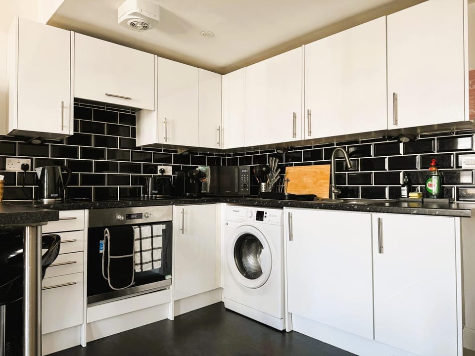 Coffee/tea facilities, oven, toaster, washing machine