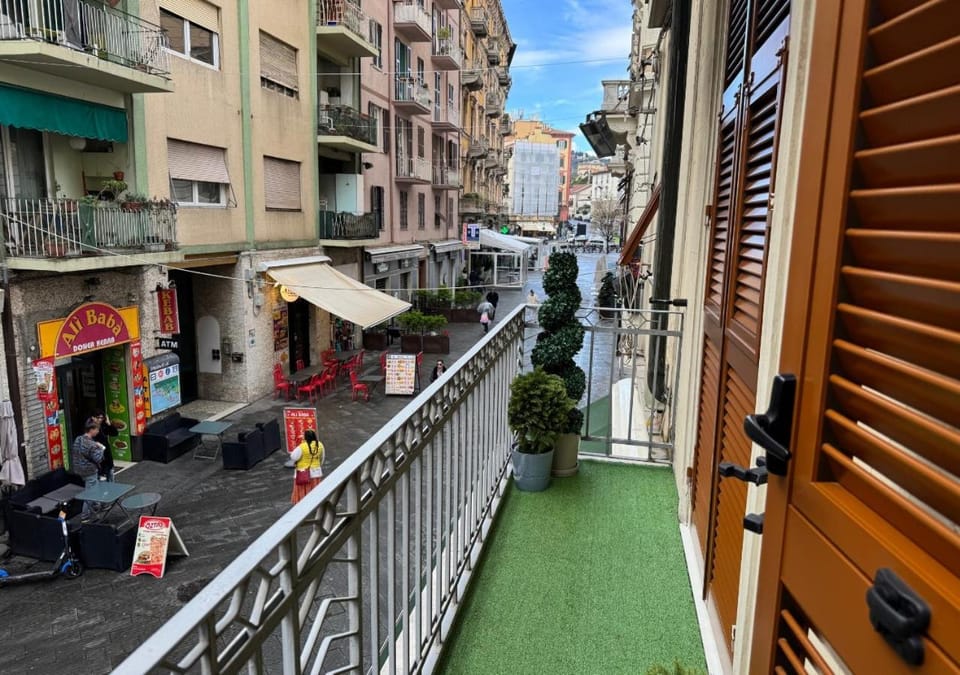 Camera Anita accanto alla stazione in centro storico Vacation rental in La Spezia