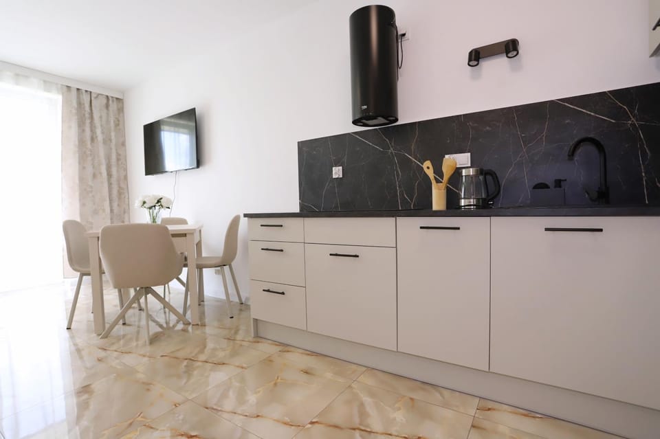 TV and multimedia, Kitchen or kitchenette, Dining area, oven, stove