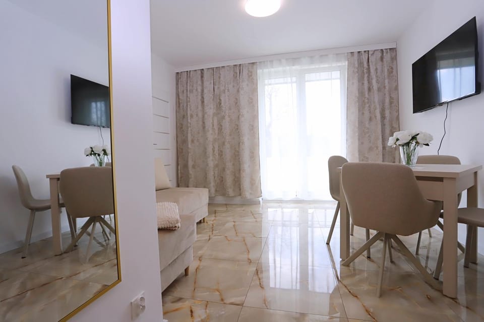 TV and multimedia, Living room, Seating area, Dining area, Evening entertainment