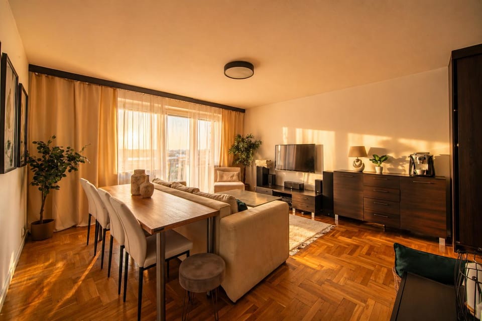 TV and multimedia, Living room, Seating area, Dining area, Evening entertainment