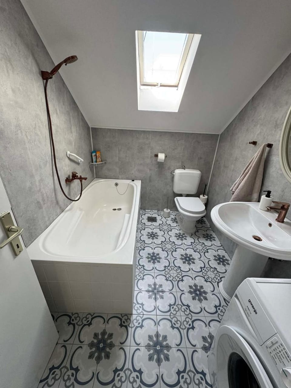 Toilet, Bathroom, Bath, towels, washing machine