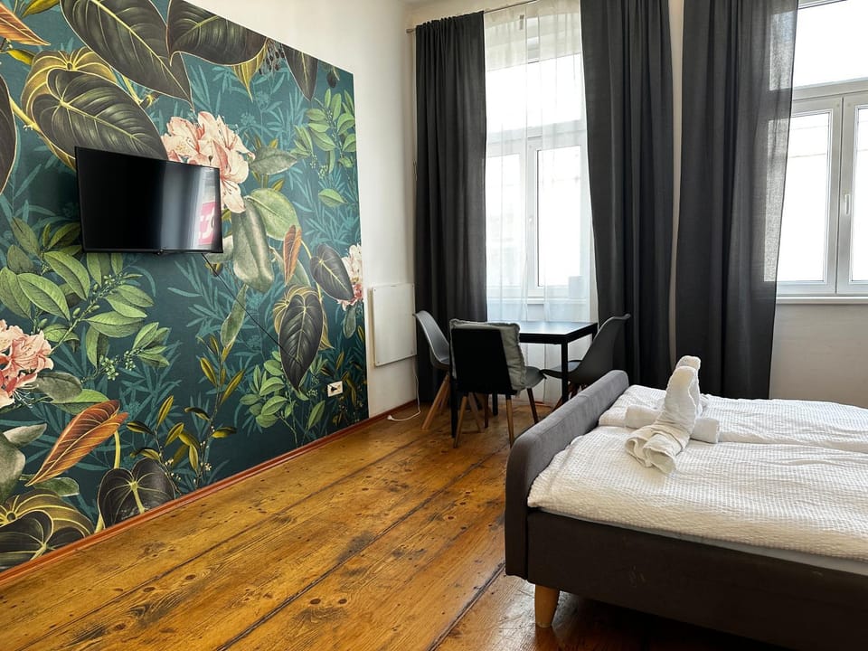 Bed, Photo of the whole room, Seating area, Dining area, Bedroom, towels