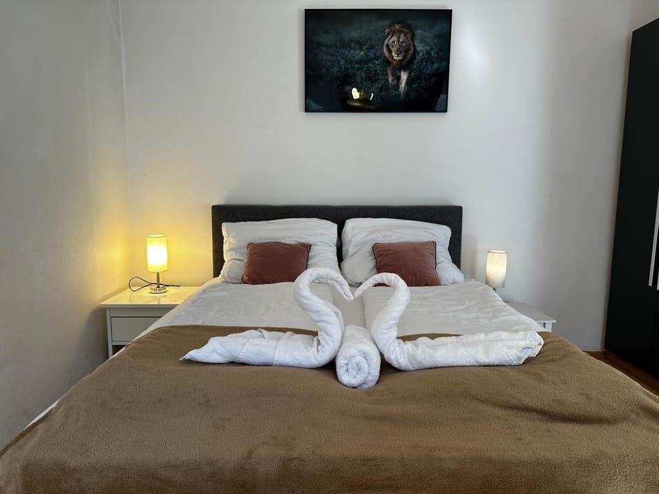 Bed, Photo of the whole room, Bedroom, towels