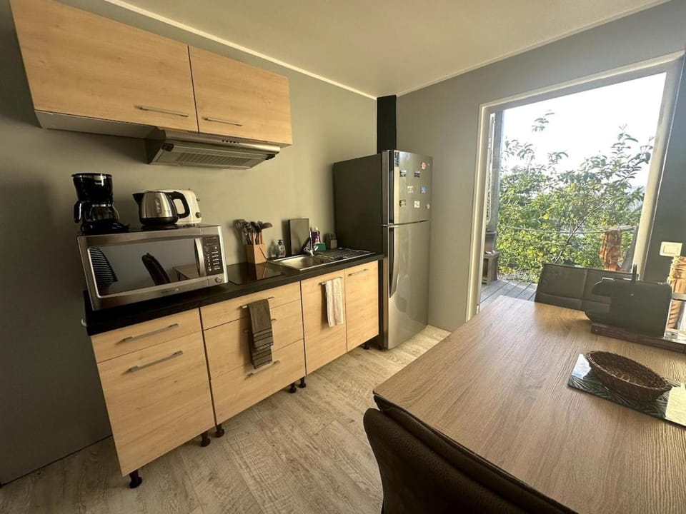 Coffee/tea facilities, Kitchen or kitchenette, Dining area, oven, toaster