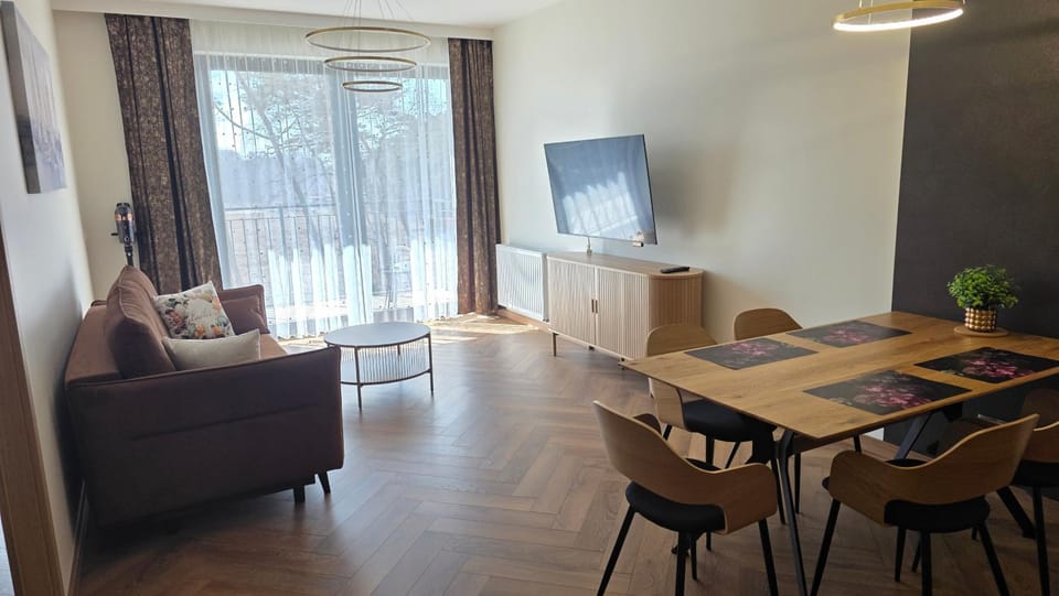 TV and multimedia, Living room, Seating area, Dining area, Evening entertainment