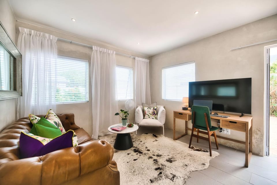Central, Secure Parking, Kitchen, Garden, Braai, Desk House in Hermanus