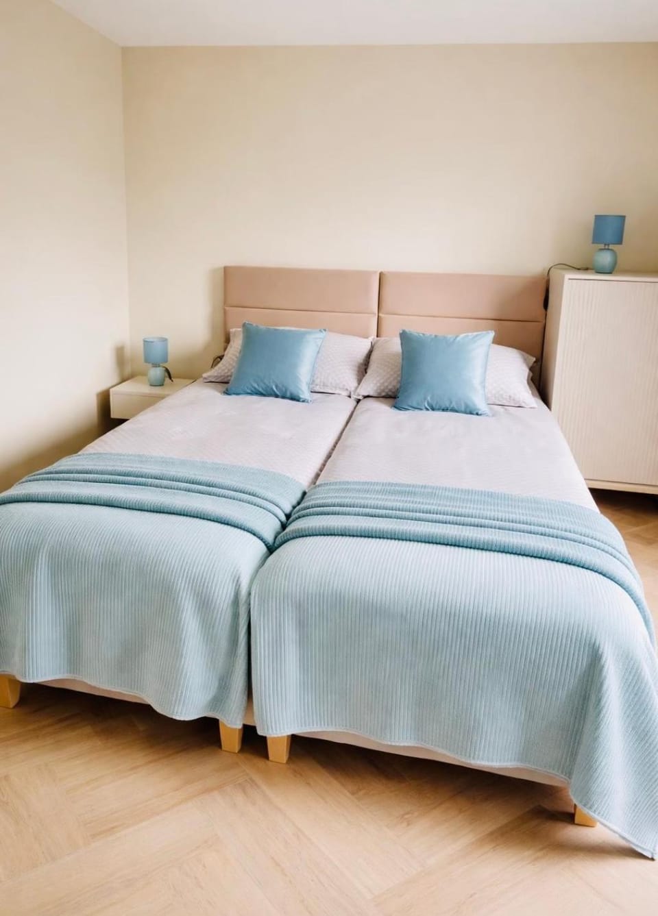 Bed, Photo of the whole room, Seating area, Bedroom
