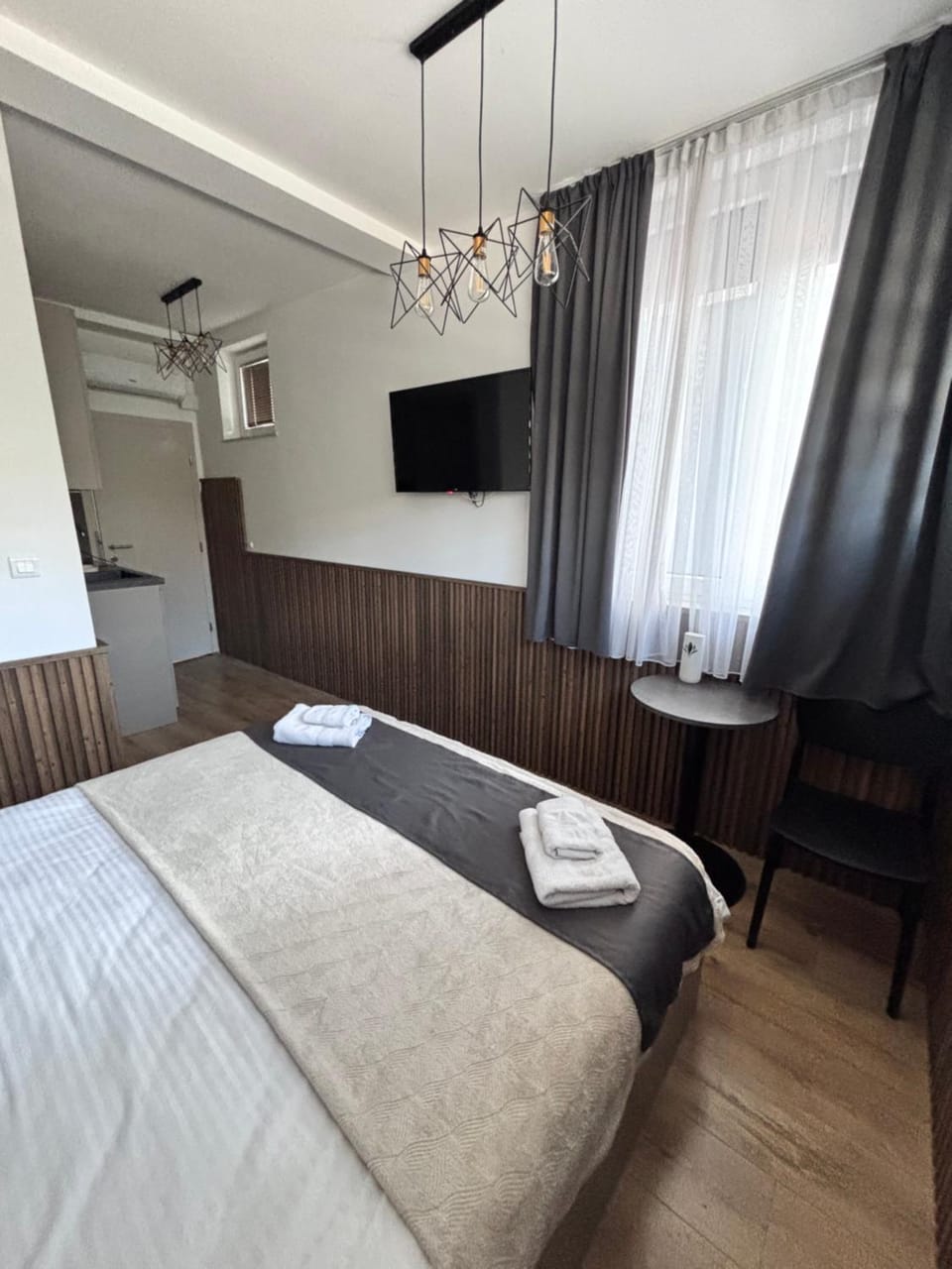 Bed, TV and multimedia, Photo of the whole room, Bedroom, towels
