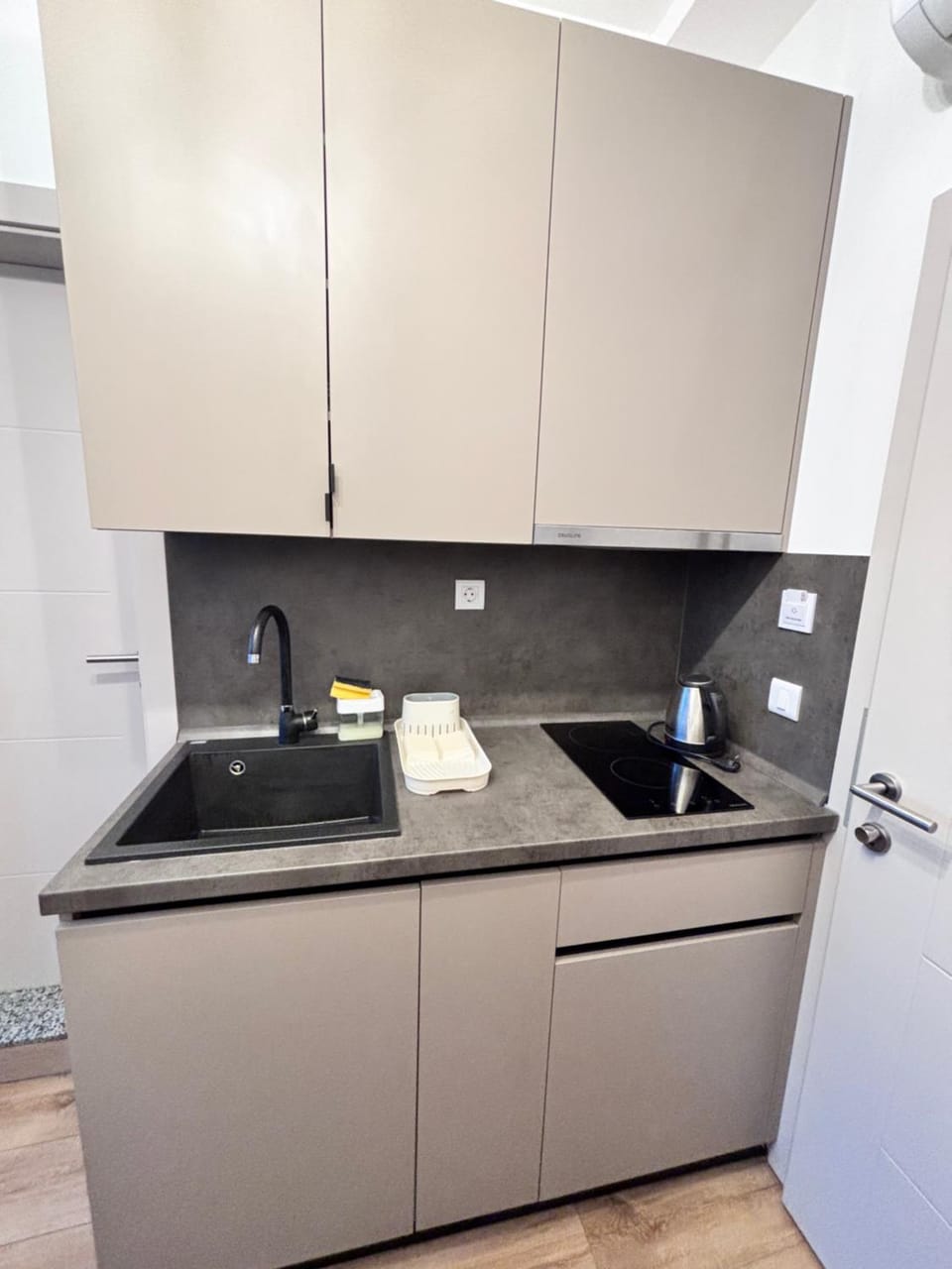 Kitchen or kitchenette, minibar, stove