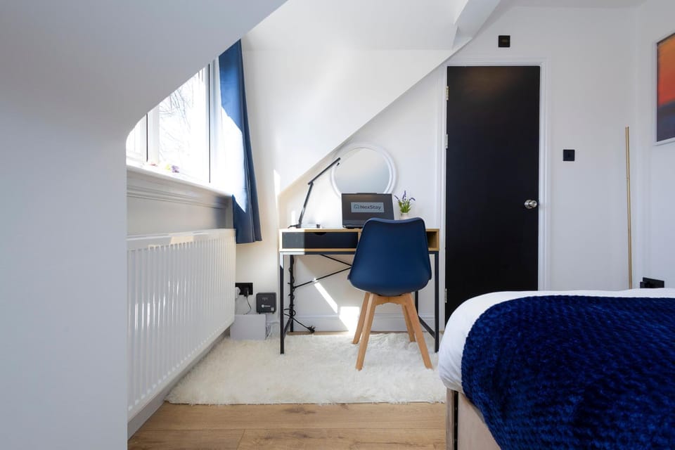 Bournemouth Luxe 3BR-3 Bath-Parking-Walk to Beach-4 Mins drive to train station Apartment in Bournemouth