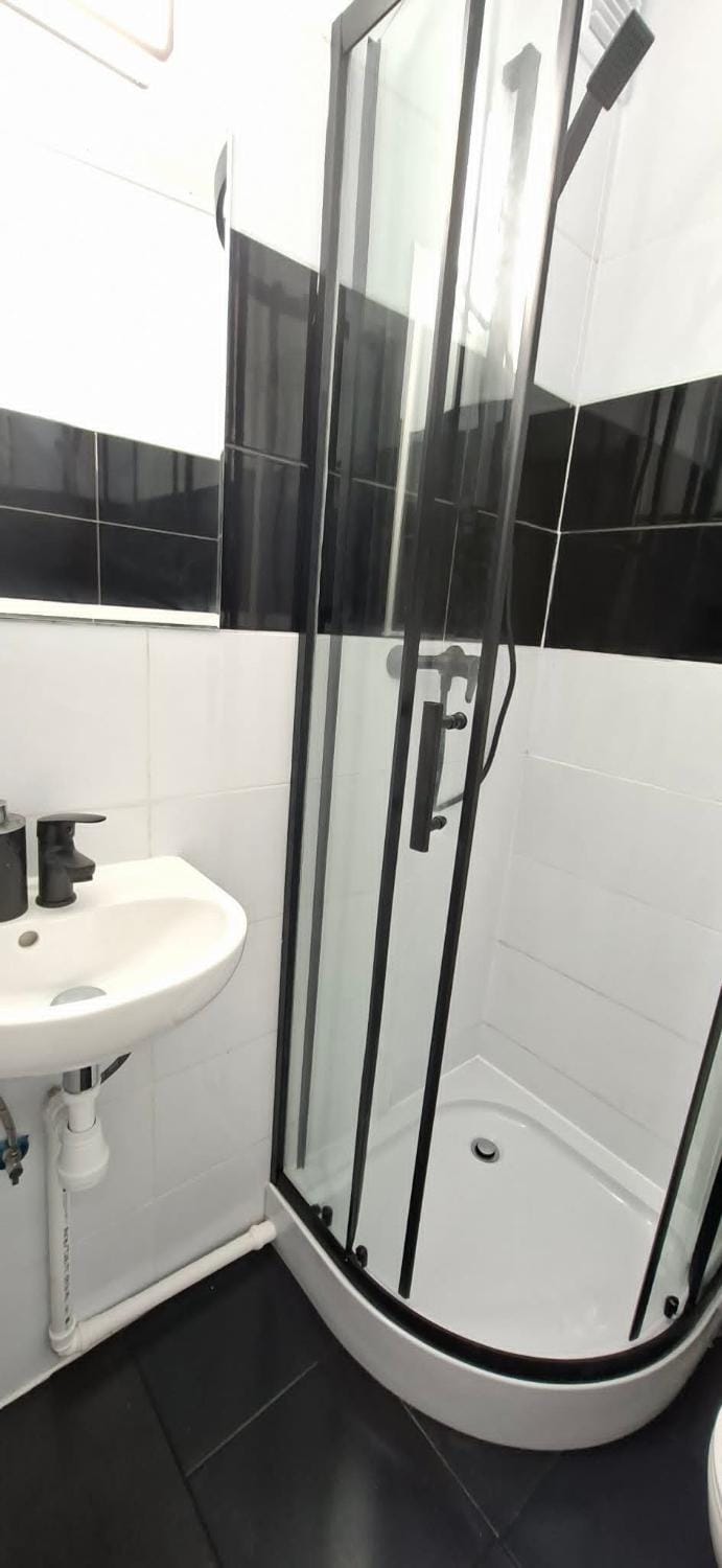 FORT BLIZNE NOCLEGI SUTERENA - standard & basic rooms Bed and Breakfast in Warsaw