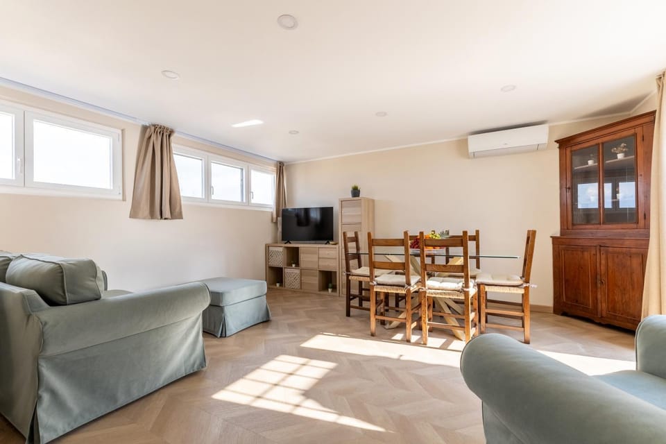 Communal lounge/ TV room, TV and multimedia, Living room, Seating area, Dining area