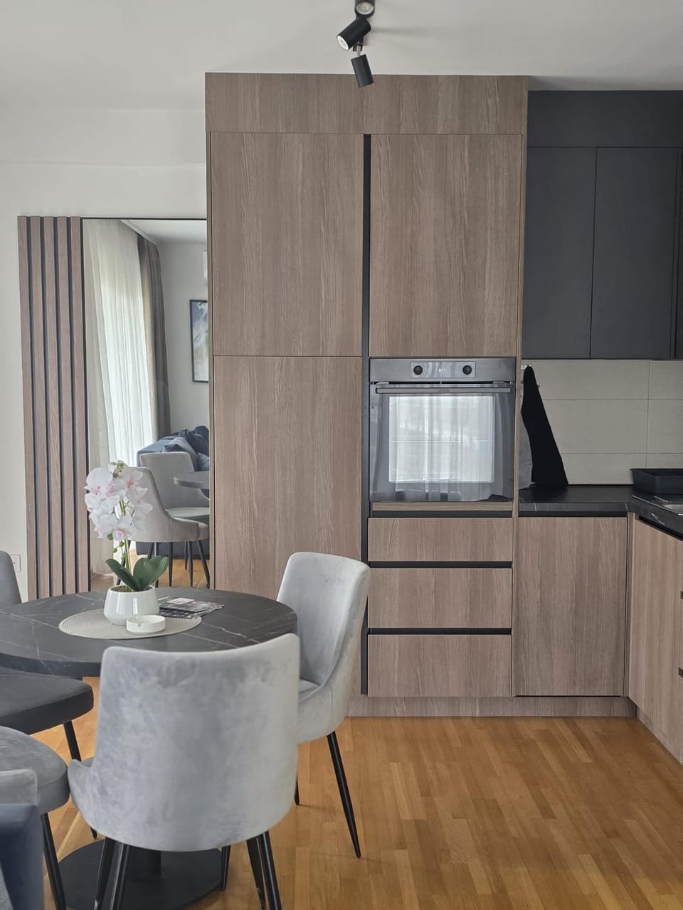 Kitchen or kitchenette, Dining area, minibar, oven, pet friendly, stove