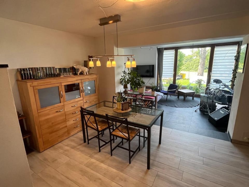 TV and multimedia, Kitchen or kitchenette, Living room, Seating area, Dining area