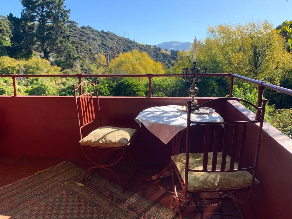 Tree House with Hot Tub Bed and Breakfast in Akaroa