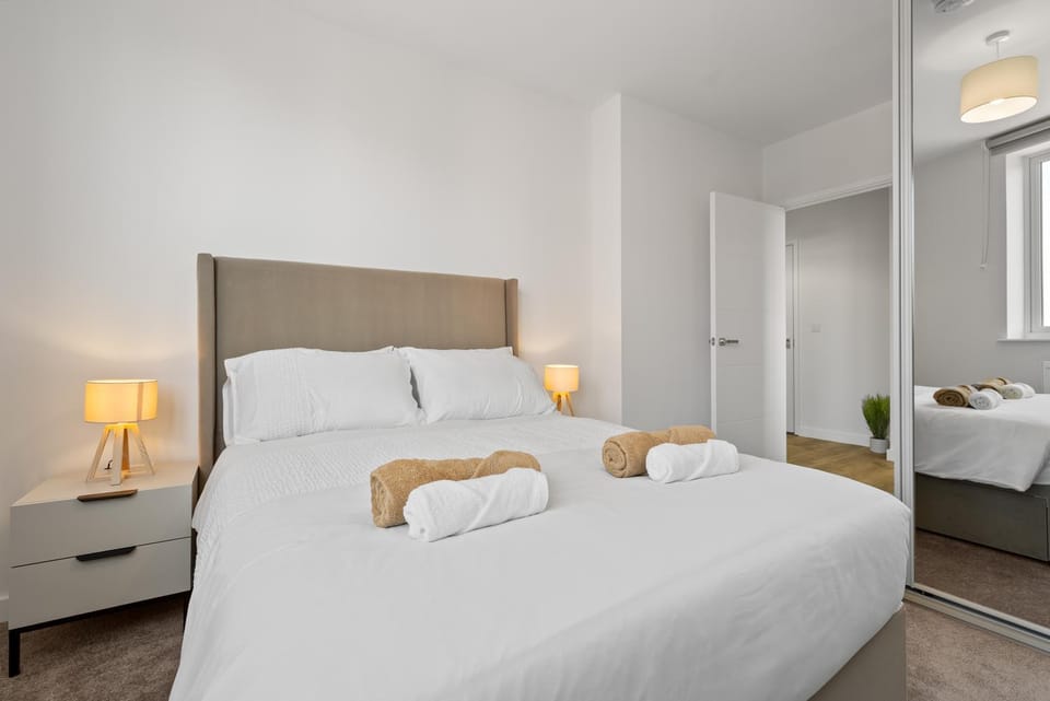 Bed, Photo of the whole room, Bedroom, towels