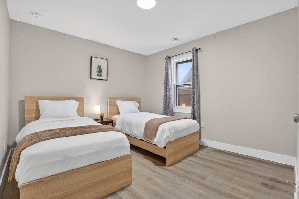 3 BD Suite Walk to Downtown Bonus Room for Work or Kids Bed and Breakfast in Waterloo