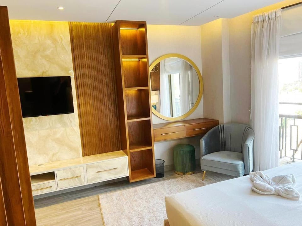 Bed, TV and multimedia, Living room, Photo of the whole room, Seating area, Evening entertainment, Bedroom, towels, wardrobe