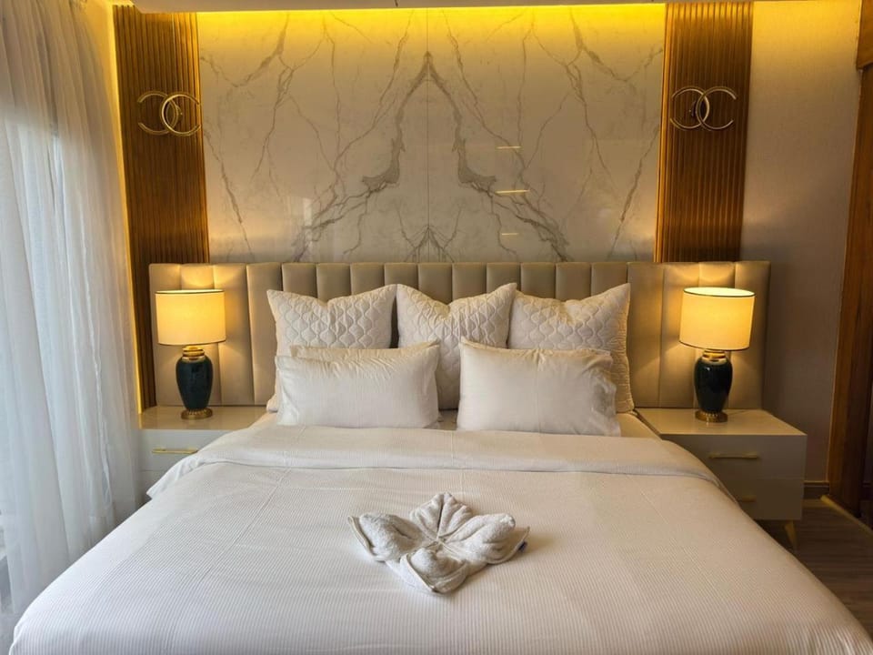 Bed, Photo of the whole room, Bedroom, towels