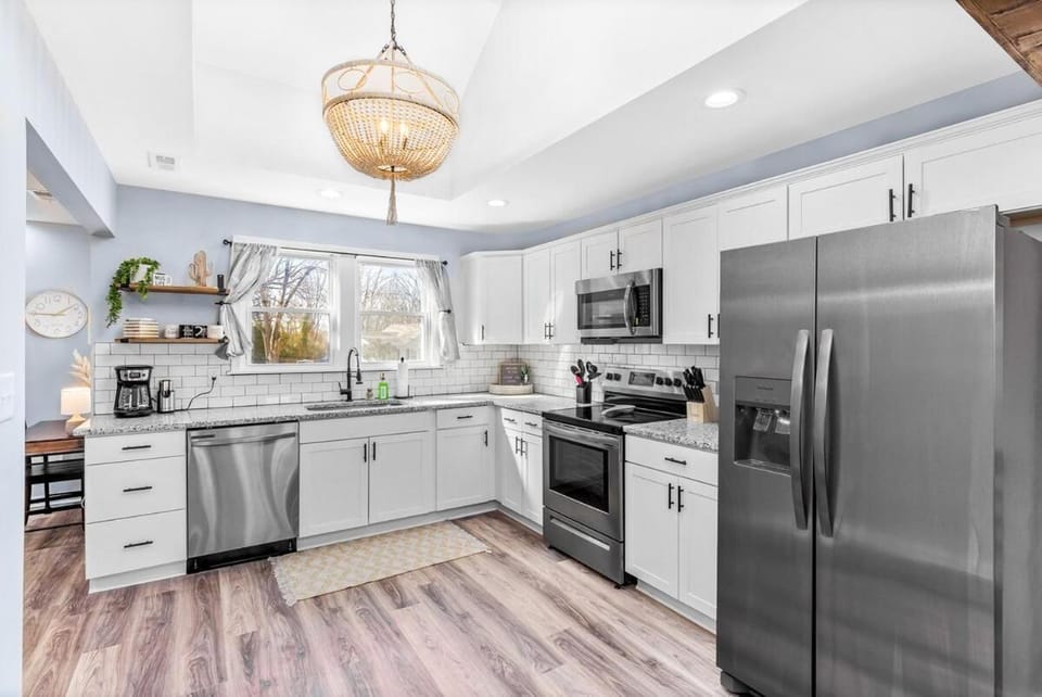 Coffee/tea facilities, Seating area, dishwasher, microwave, oven, stove, kitchen