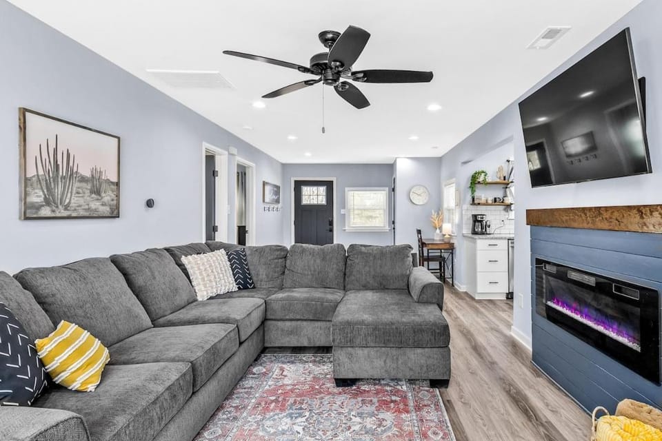 TV and multimedia, Coffee/tea facilities, Living room, Seating area, fireplace, kitchen