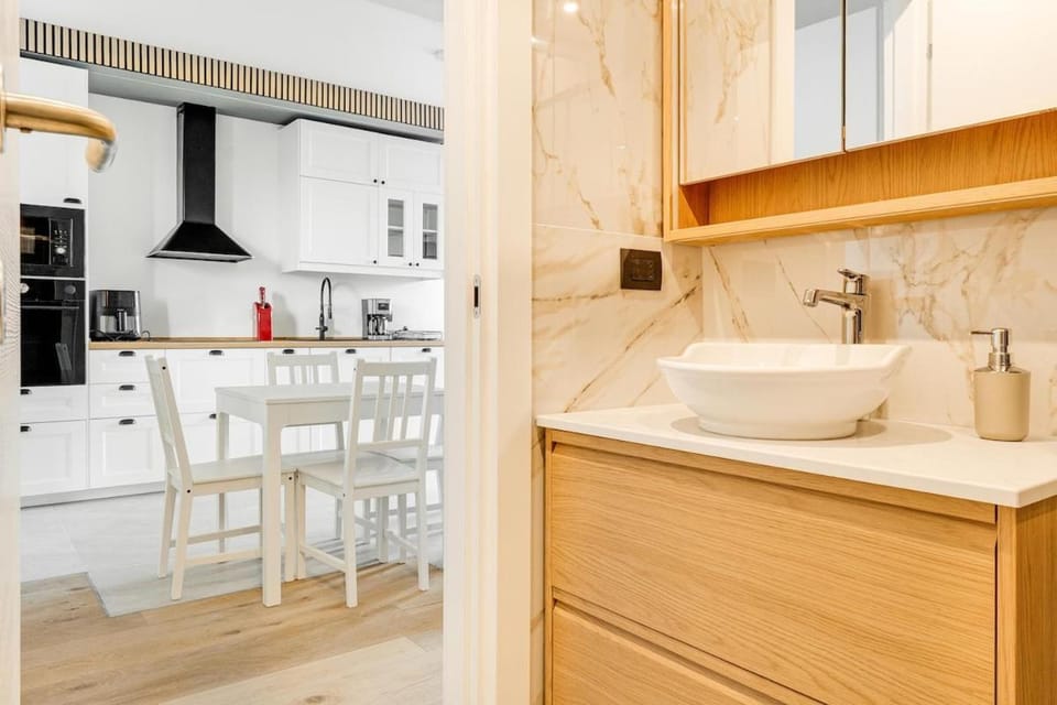 Bathroom, Kitchen or kitchenette, Dining area