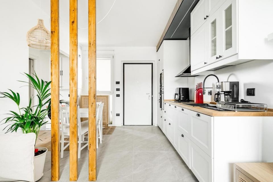 Coffee/tea facilities, Kitchen or kitchenette, Dining area, oven, stove, toaster