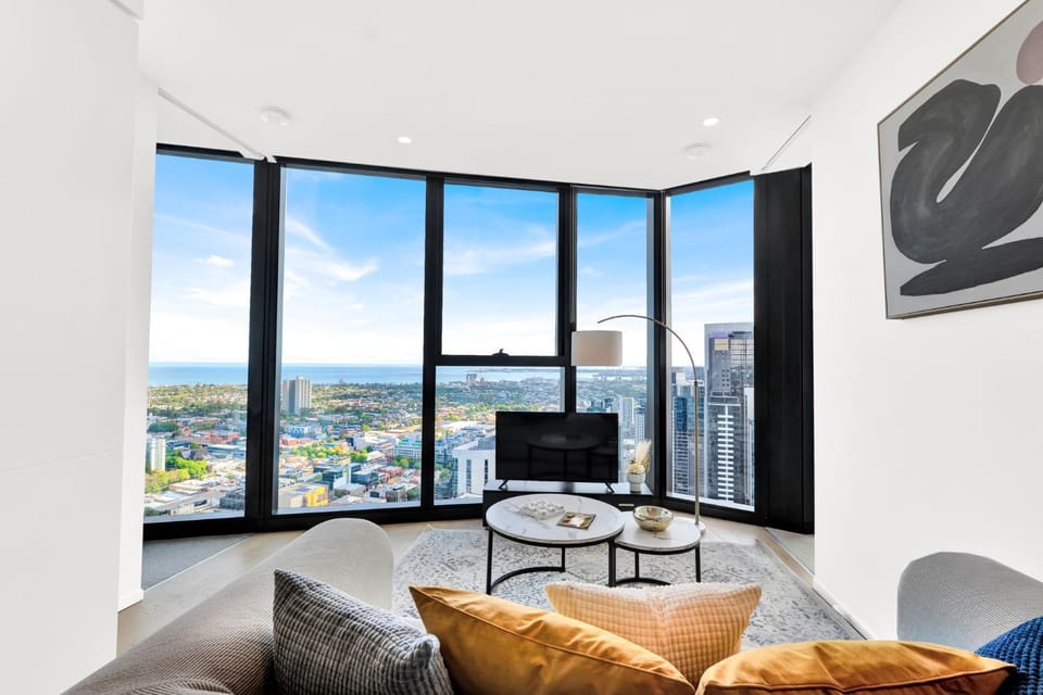 Jaw-Dropping Views - Panoramic High-Rise Retreat - Pool & Gym Access Apartment in Southbank