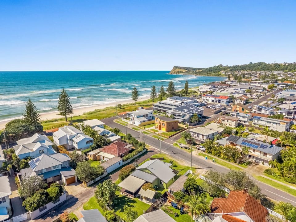Lennox Beach Shack Classic Coastal Stay Near the Beach | Winter Escape Deal | Stay Longer & Save | 1 June – 31 August House in Lennox Head