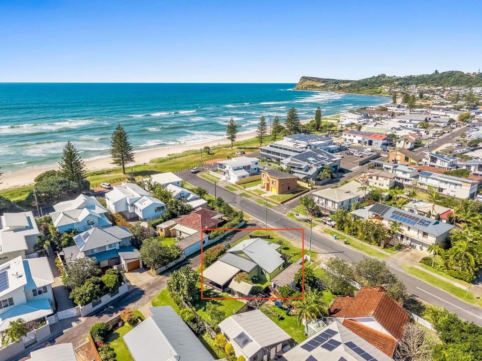 Lennox Beach Shack Classic Coastal Stay Near the Beach | Winter Escape Deal | Stay Longer & Save | 1 June – 31 August House in Lennox Head
