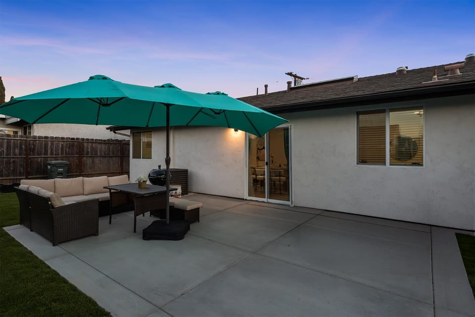 Entire Private Home with 4Bedrooms 2Bathrooms, King Bed, Garage, Gated Backyard, Available Now House in El Cajon