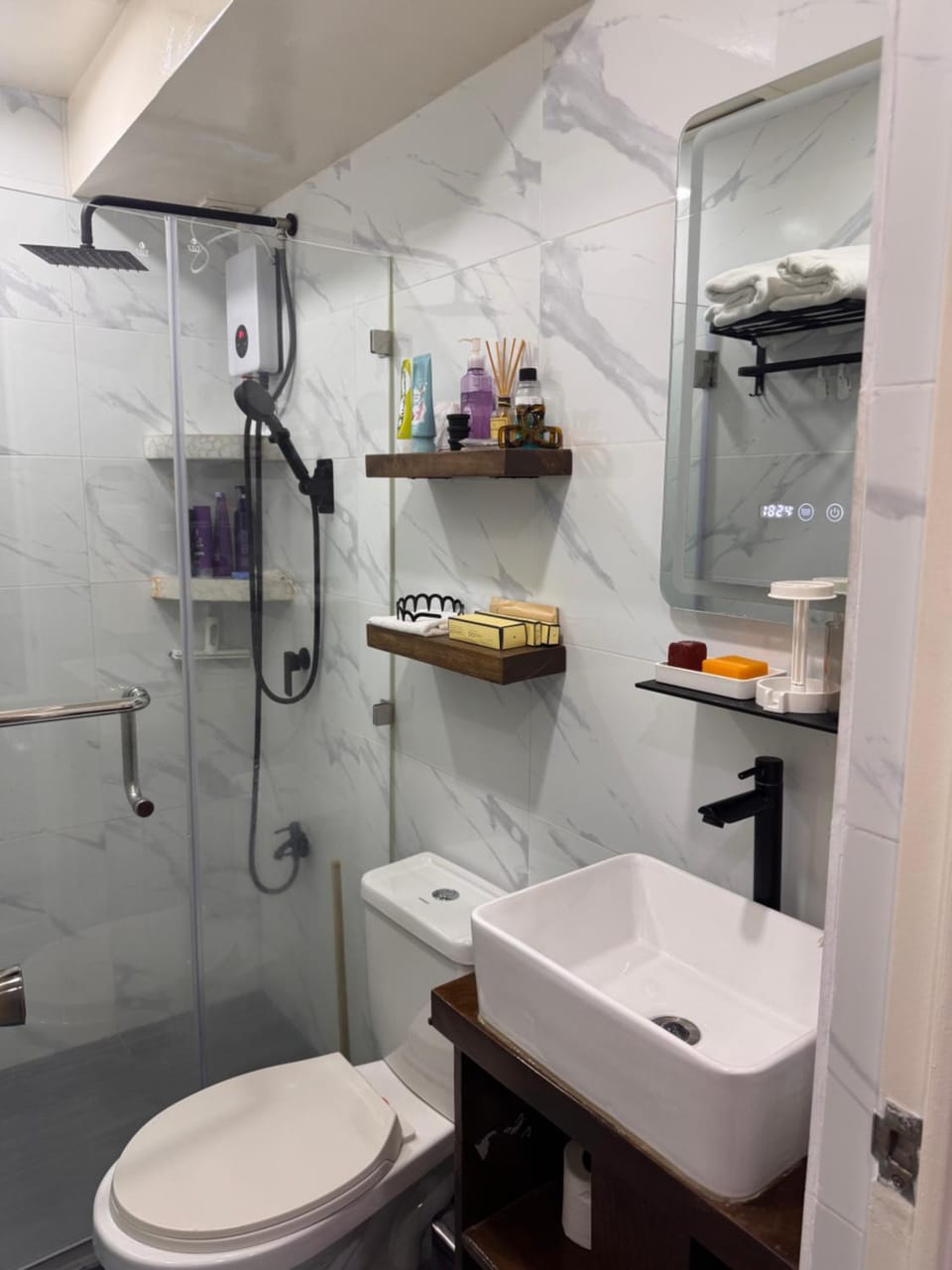 Affordable Cozy Stay near NAIA with Fast WiFi and Netflix Apartment in Paranaque