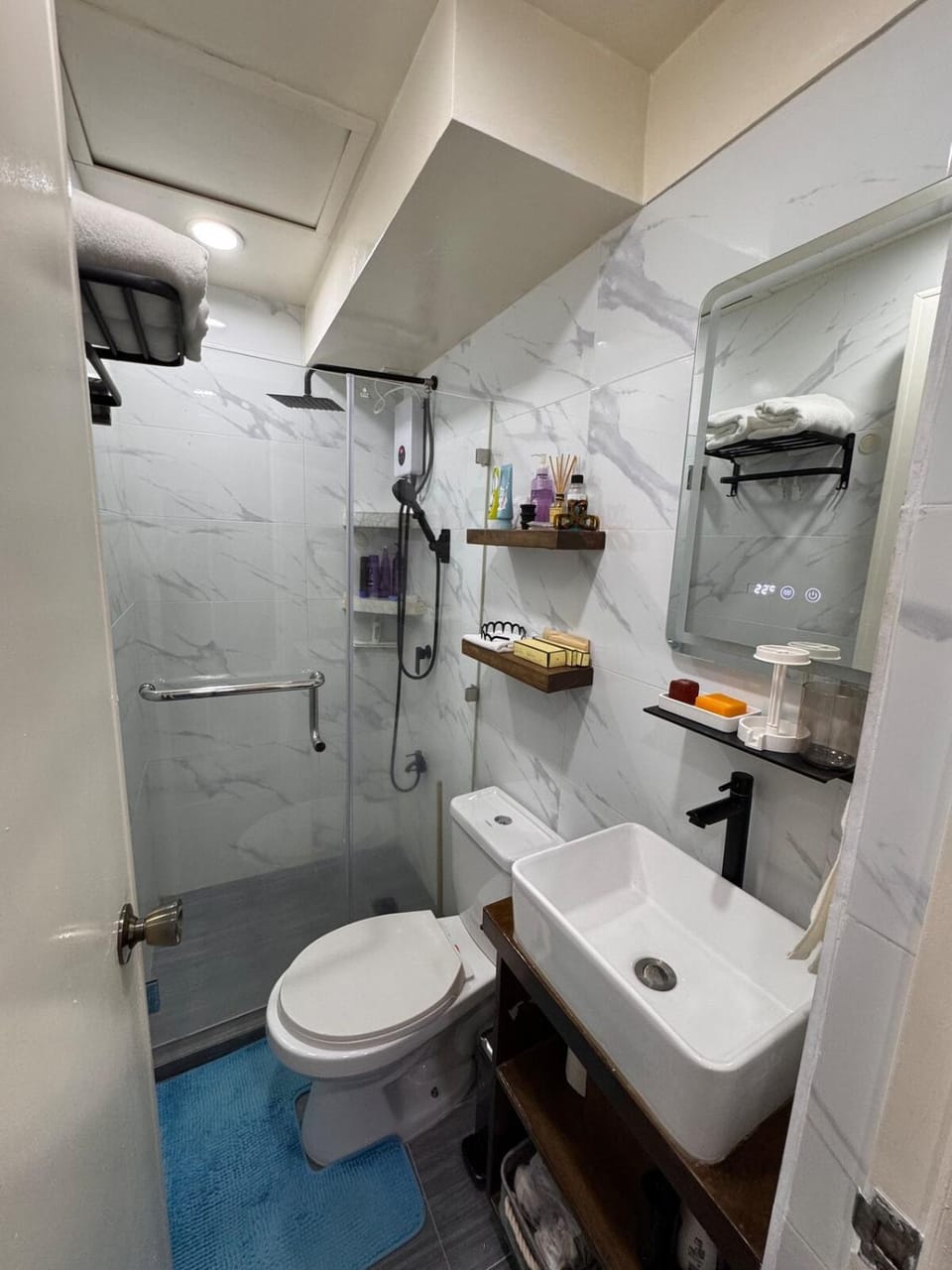 Affordable Cozy Stay near NAIA with Fast WiFi and Netflix Apartment in Paranaque