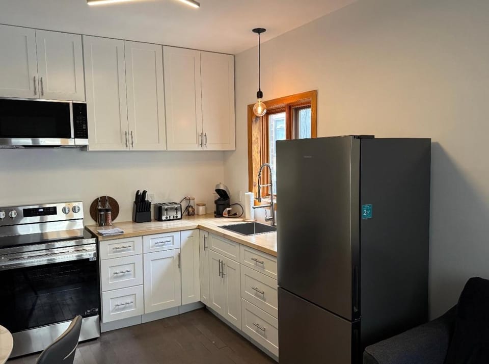 Kitchen or kitchenette, oven, pet friendly, stove, toaster