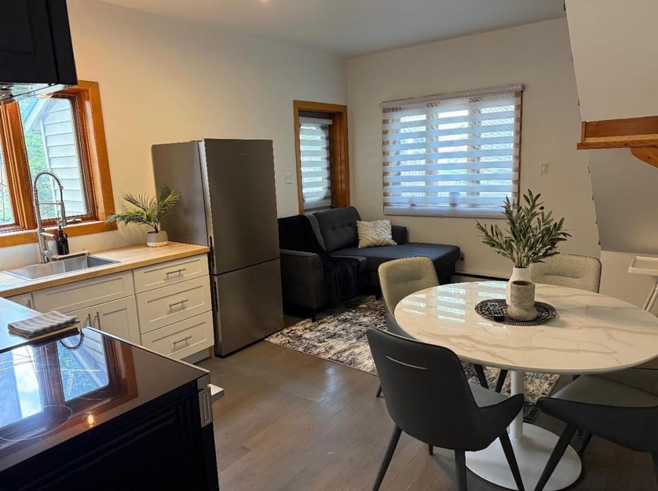 Kitchen or kitchenette, Living room, Seating area, Dining area