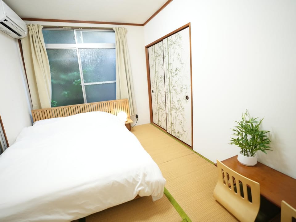 Bamboo Room 105, Easy Access to Shinjuku and Shibuya ,Spacious Room with 1 Double Bed,2 Gests,Japanese Style Apartment in Shibuya