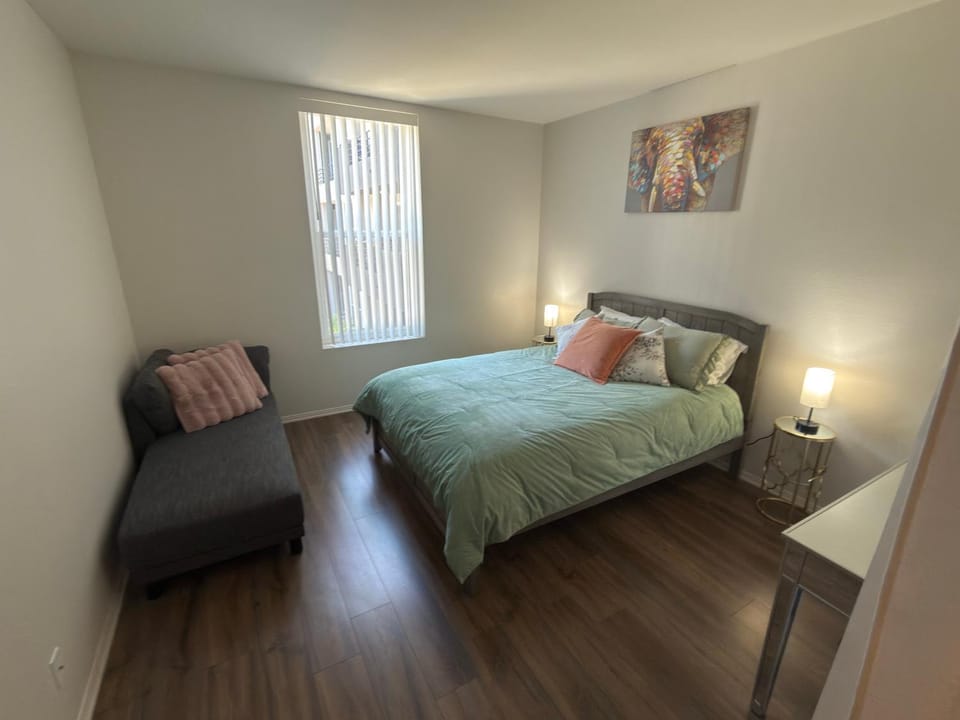 Ocean Breeze Stay Near Airport LAX & Stadium Apartment in Mar Vista