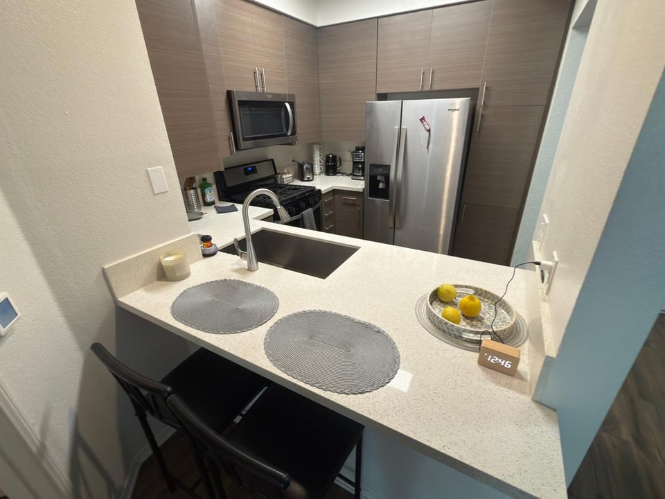Ocean Breeze Stay Near Airport LAX & Stadium Apartment in Mar Vista