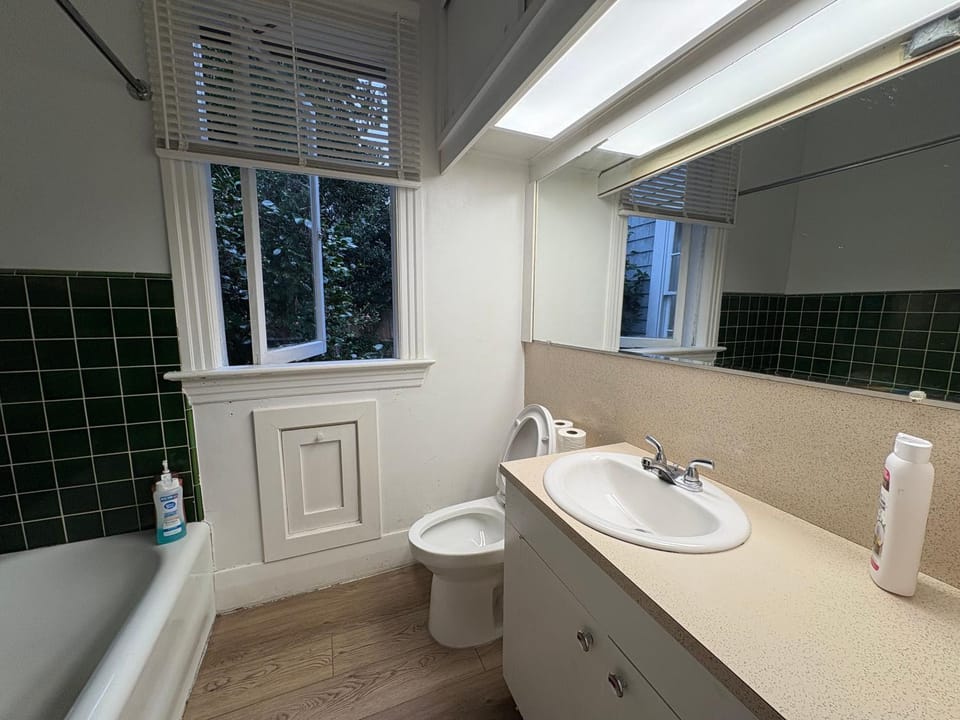 Quiet Garden Suite near YVR Airport with Free Parking Vacation rental in Vancouver