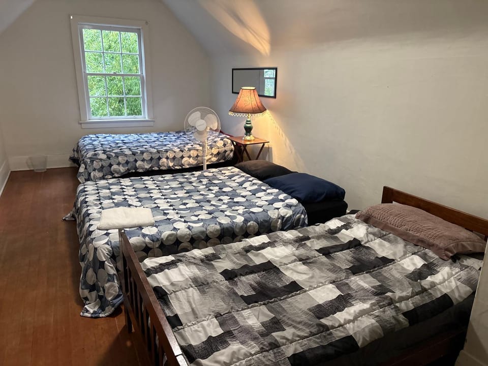 Family Guesthouse - 10 Min from YVR - Close to Beach & Transit, Free Parking Vacation rental in Vancouver