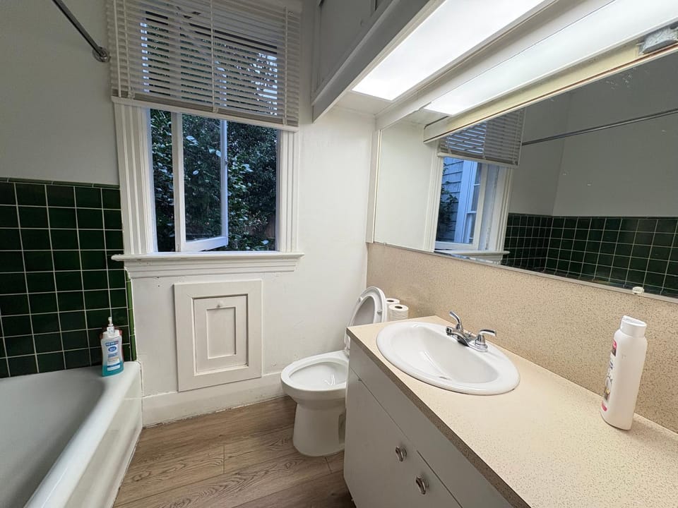 Spacious Family Room YVR 10 Min, Downtown 15 Min- Free Parking & Wifi Vacation rental in Vancouver