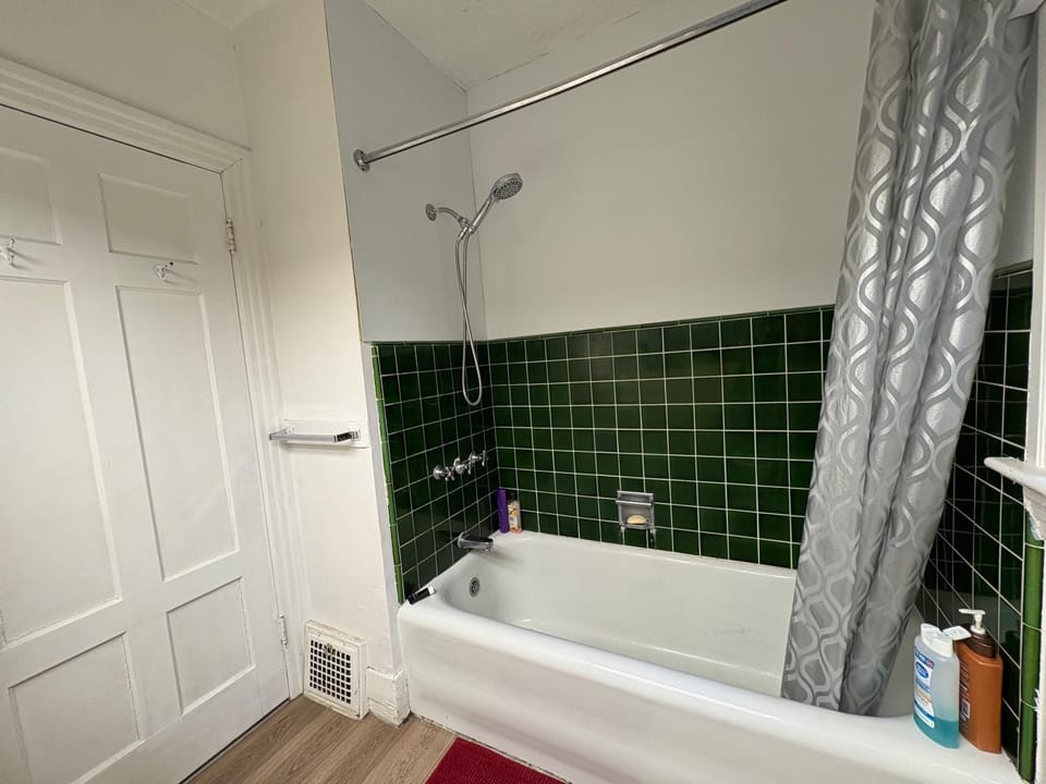 Spacious Family Room YVR 10 Min, Downtown 15 Min- Free Parking & Wifi Vacation rental in Vancouver