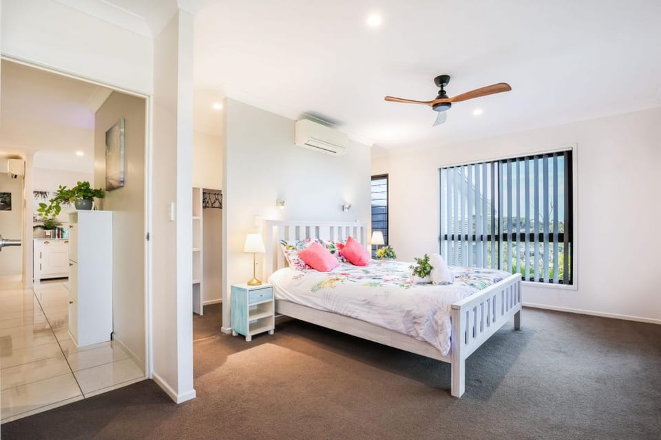 Bedroom, air conditioner