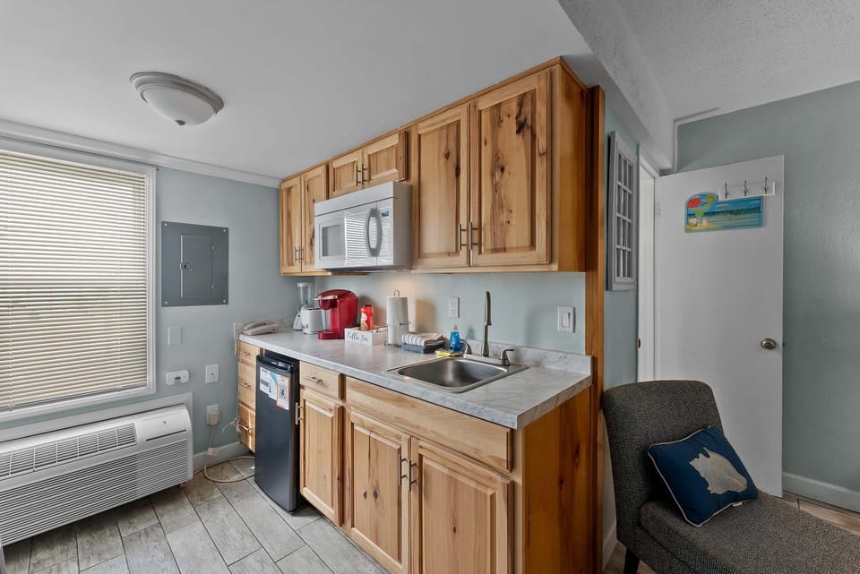 Studio for Two Near Beach Access Dining and Shops House in West Beach