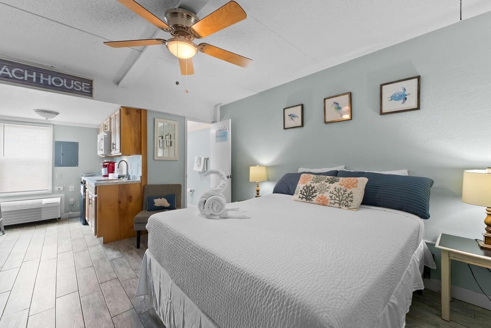Studio for Two Near Beach Access Dining and Shops House in West Beach