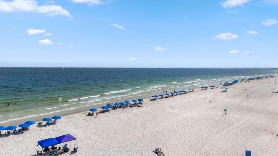 Studio for Two Near Beach Access Dining and Shops House in West Beach