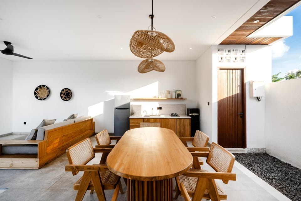 Kitchen or kitchenette, Seating area, Dining area