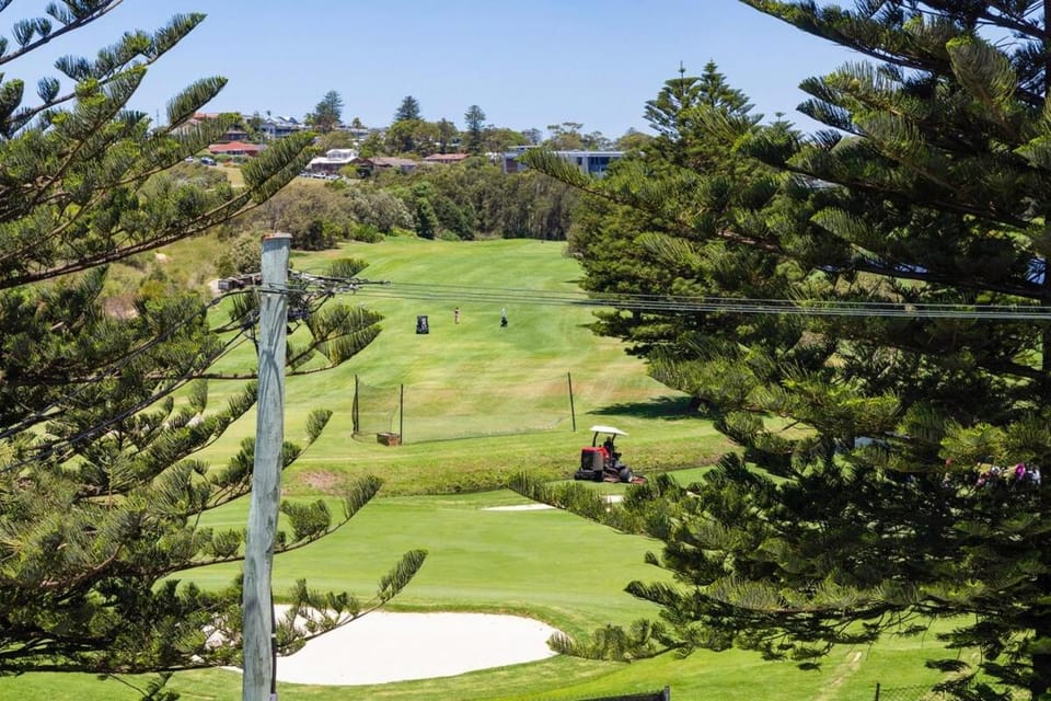 Swim, Golf and sip wine with a view! Apartment in Pittwater Council